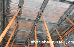 如果业主的地面有沉降风险，货架下边加工字钢可行吗？