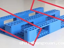 托盘腿部网格总是会卡在输送线上的链条上，如何解决？